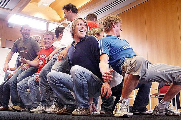 Spaß, Erlebnis und Fun auf der Piste! Das wollen Skischulleiter nach diesem "Trockentraining" erfolgreich vermitteln.