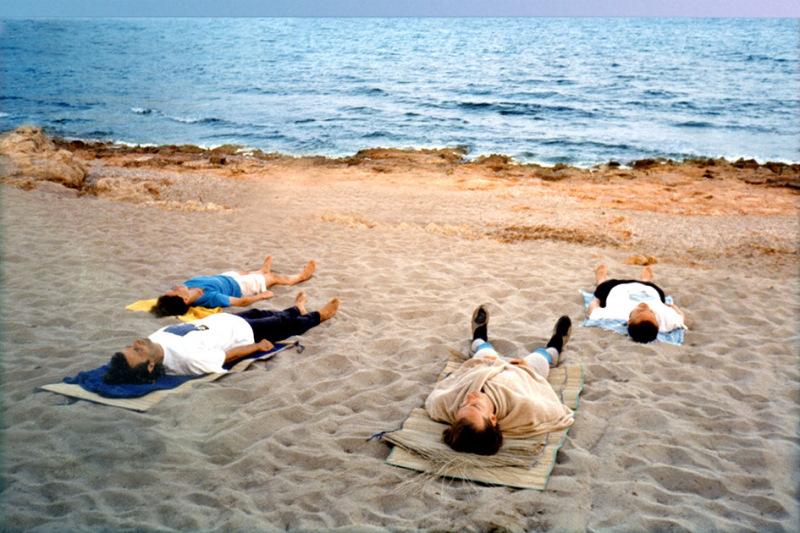 Meditation-Strand-Meer-Gruppe-liegen-Augen-zu-Meditauchen-Outdoor-Mallorca-Canyamel-06481c