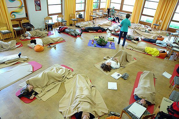 Gruppenmeditation für Anfänger und Fortgeschrittene.