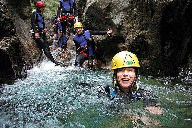 Im Canyon nahe Riva lernen die Teilnehmer den positiven Umgang mit Krisen, Stress und Belastung.