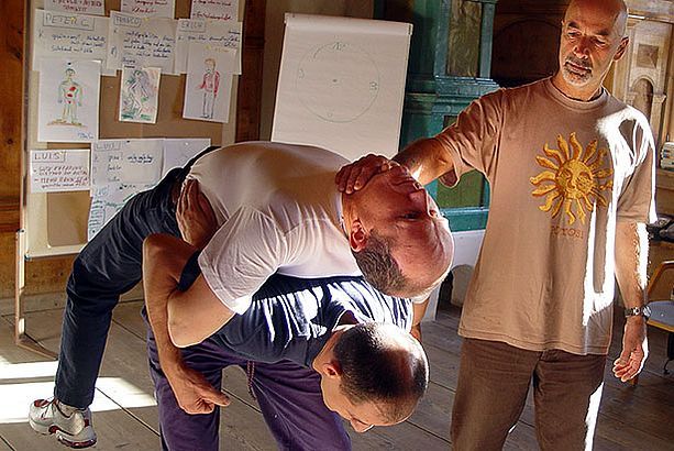 TELOS-Trainer leiten bioenergetische Übungen zur Energiemobilisierung an.