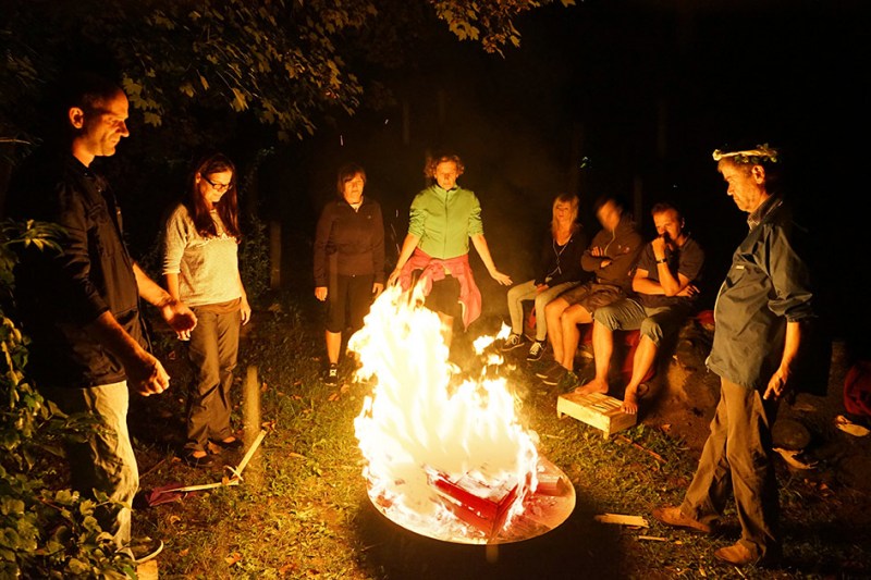 Eine unserer Gruppen beim Feuerritual: Belastendes loslassen! Foto: TELOS - D1362c