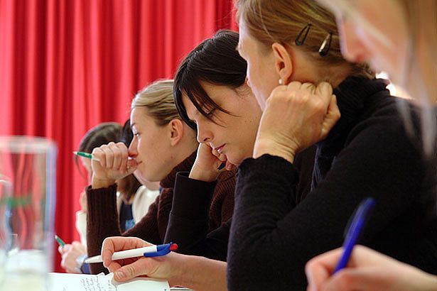 Seminargewinn festhalten: die Teilnehmerinnen notieren ihre ersten 3 konkreten Schritte.