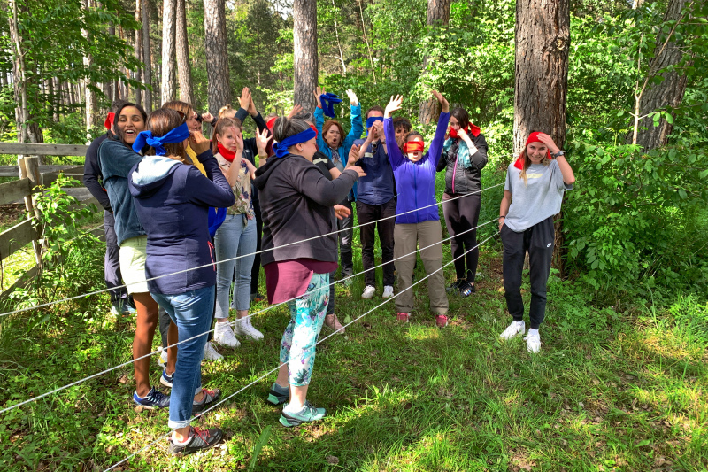 2023-06-15-Jungmann-Kreativitaetstraining-Outdoor-31-Schafstall-Erfolg-Jubel-Xb6183b