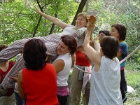 Ängste und Hemmungen überwinden mit gezielten Outdoor-Übungen. Workshop für Mitarbeiterinnen von Hauswirtschaftsschulen.