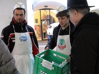 Als Verkäufer unterwegs! Teilnehmer im Verkaufsseminar sollen überteuerte Milch an den Mann bringen.