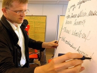 Ein Teilnehmer an der Flipchart: Welche Elemente des Werbetextes laden zum Lesen ein?