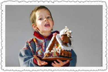 Weihnachtskarte 06: der Junge mit dem Lebkuchenhaus