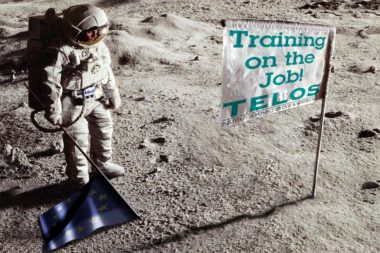Mitarbeiterschulung Training on the Job Astronaut Mond Schild TELOS Fahne Europa / Collage: TELOS - 06892e