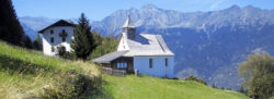 Urlaub geplant Eggerhof Kapelle Wiese Berge Frauen sprechen