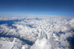 Licht für den Alltag: Himmel Wolken Berge Gletscher Flugaufnahme