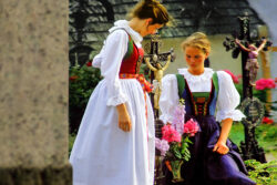 Tod Friedhof Grabpflege 2 Frauen Tracht / Foto: TELOS - dia6543enn