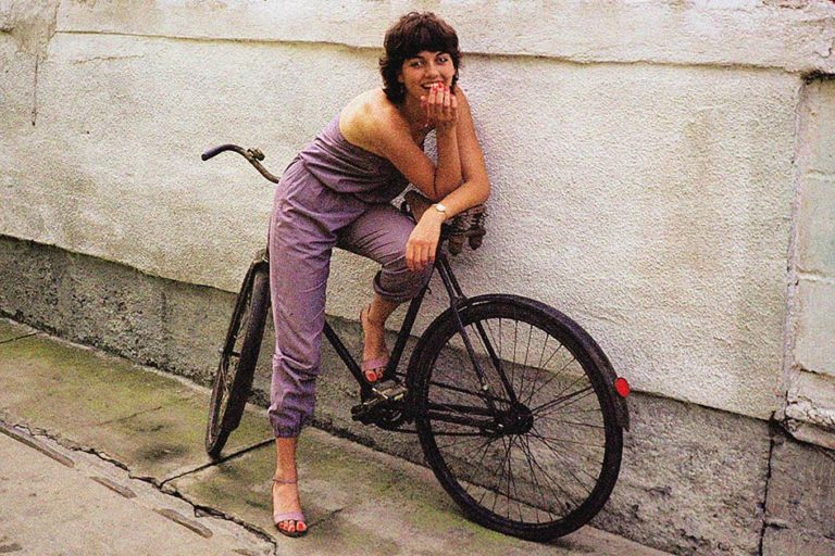 Frau jung lachen Fahrrad alt Erotik / Foto TELOS