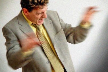 Körpersprache Körperhaltungen Mann Ärger Zorn Wut Streit Anzug Krawatte / Foto: TELOS - 2374bndrg