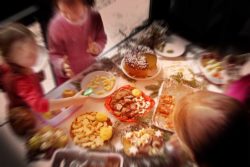 Kinder essen Kekse Weihnachtsstress ade